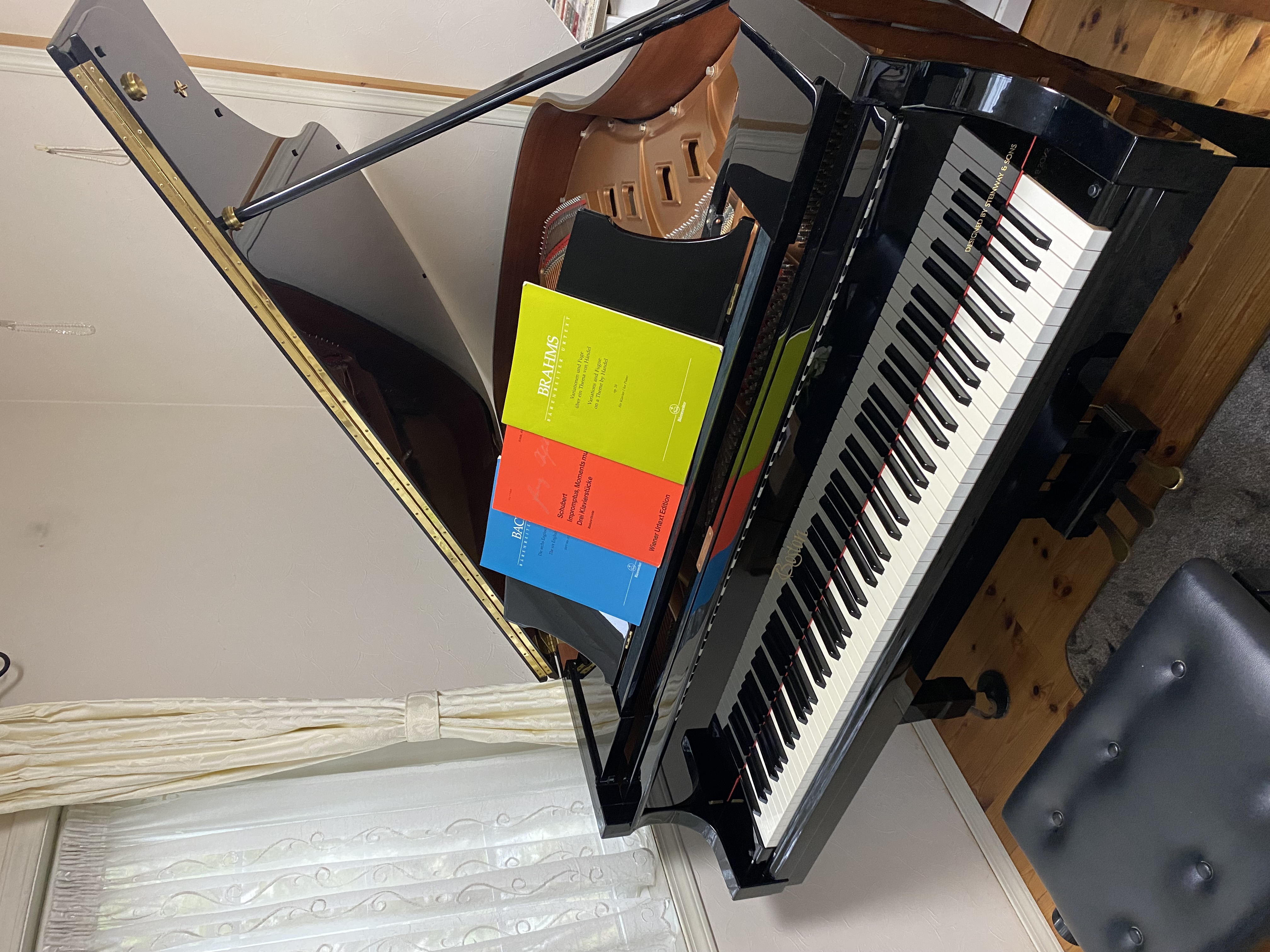 レッスン室のグランドピアノ